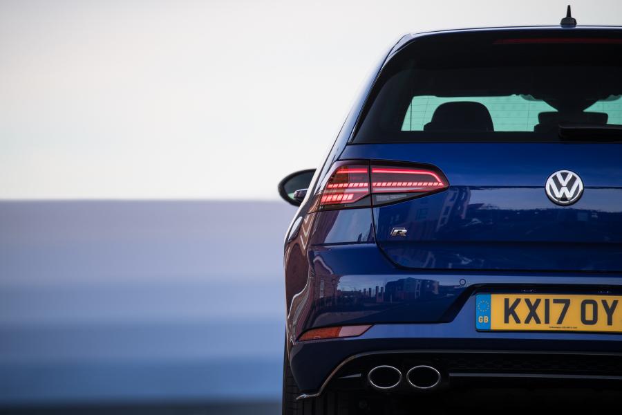 Детали экстерьера Volkswagen Golf R 5-Door 2017 года  (UK) (фото 17 из 30)